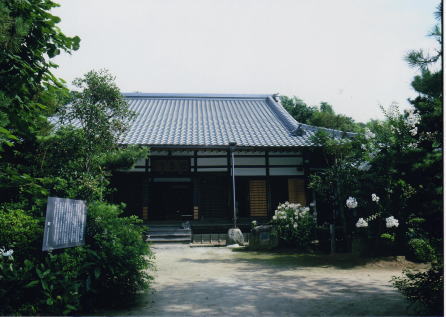 花岳寺本堂。本堂は吉良義央に関わる建築として、また禅宗の方丈形式を伝える建築として貴重である。
